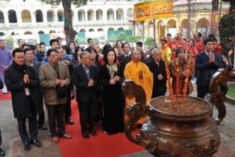 ベトナムに旧正月「テト」到来タンロン城跡では「年末年始」の儀式