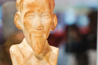 ホー・チ・ミン主席の胸像が70年ぶり帰国、コンダオ刑務所から渡仏