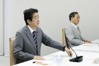 首相、銀行間手数料引き下げ指示